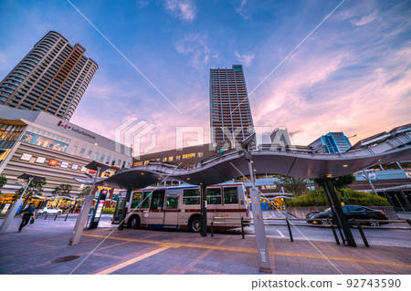 日本川崎市容:夕陽下,武藏小杉站前的塔式公寓排成一排的太陽能電池板 日本川崎市容:夕陽下,武藏小杉站前的塔式公寓排成一排的太陽能電池板 92743590