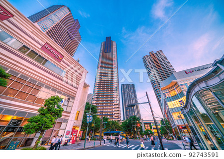 日本川崎市的城市景觀，在暮光中俯瞰 Musashi-Kosugi 站前的塔式公寓 92743591