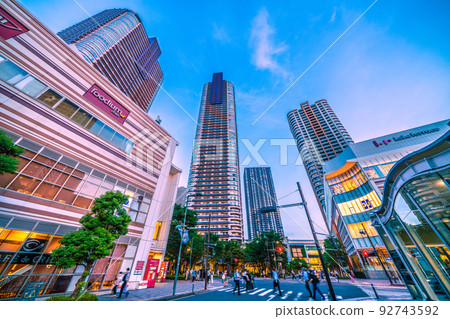 日本川崎市的城市景觀,在暮光中俯瞰 Musashi-Kosugi 站前的塔式公寓 日本川崎市的城市景觀,在暮光中俯瞰 Musashi-Kosugi 站前的塔式公寓 92743592