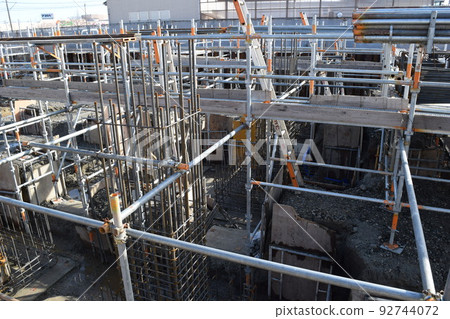 建設中的建築地基施工現場 建設中的建築地基施工現場 92744072