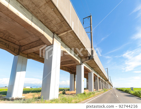 新幹線的高架橋 新幹線的高架橋 92744216