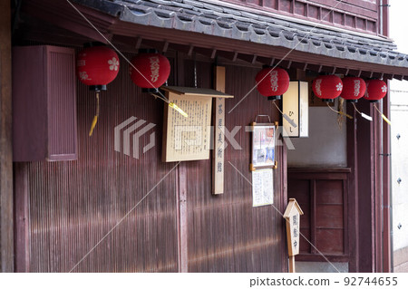 Higashi Chayagai with paper lanterns Higashi Chayagai with paper lanterns 92744655