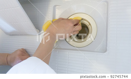 Cleaning the bathroom drain Cleaning the bathroom drain 92745744