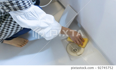 Cleaning the bathroom drain 92745752
