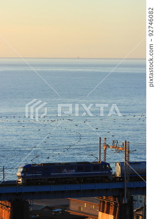 An EF210 electric locomotive crossing a railroad bridge in the morning sun with Sagami Bay on one side_photographed on July 30, 2022 An EF210 electric locomotive crossing a railroad bridge in the morning sun with Sagami Bay on one side_photographed on July 30, 2022 92746082