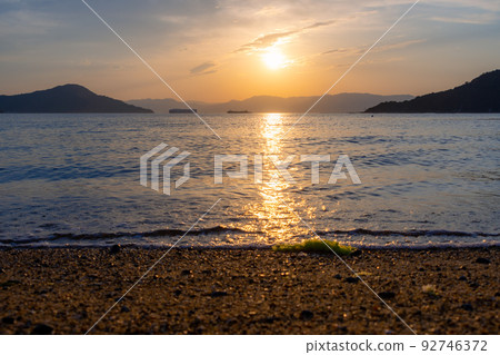 Watch the gentle waves of the Seto Inland Sea and the sunset Watch the gentle waves of the Seto Inland Sea and the sunset 92746372