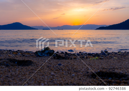 Watch the gentle waves of the Seto Inland Sea and the sunset 92746386
