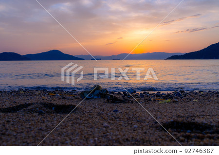 觀賞瀨戶內海的溫柔海浪和落日 92746387