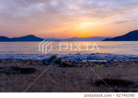 觀賞瀨戶內海的溫柔海浪和落日 92746390
