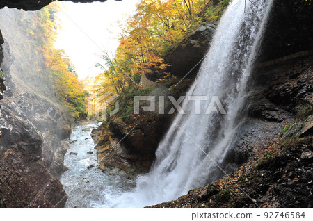 雷瀑布（松川峽谷、高山村） 92746584