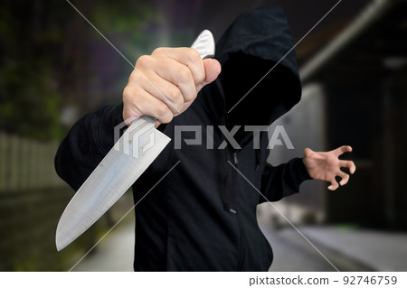 夜間在住宅區持刀襲擊的人 夜間在住宅區持刀襲擊的人 92746759