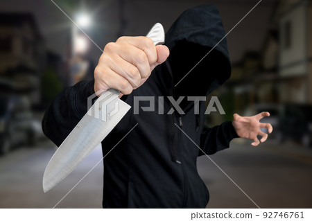 夜間在住宅區持刀襲擊的人 夜間在住宅區持刀襲擊的人 92746761