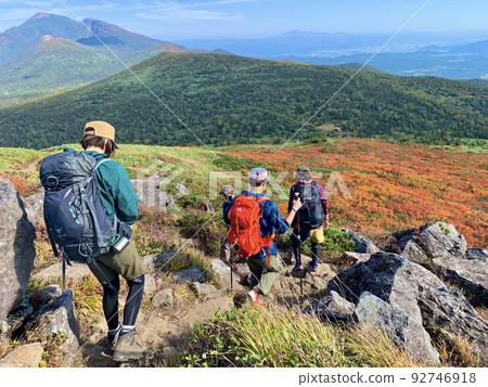 Climbing Mount Mitsuishi in autumn colors Climbing Mount Mitsuishi in autumn colors 92746918
