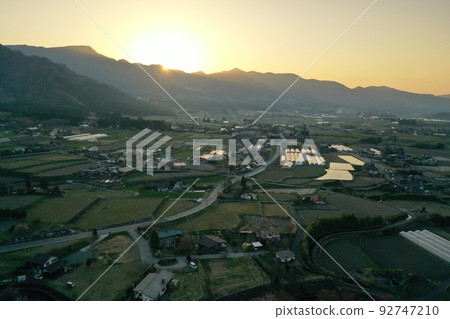 黃昏時分鳥瞰南阿蘇村鄉村 黃昏時分鳥瞰南阿蘇村鄉村 92747210