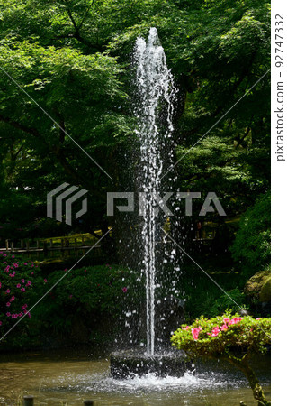 The oldest fountain in Japan in Kenrokuen with beautiful fresh greenery The oldest fountain in Japan in Kenrokuen with beautiful fresh greenery 92747332