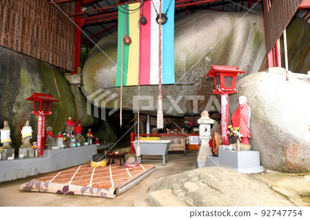 [Miyako-cho Mune Kannon-ji, a huge cave worship place] 92747754