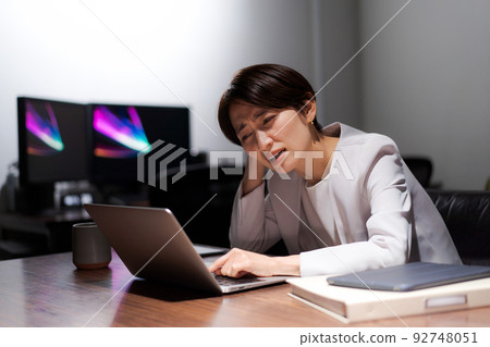 一個女人從工作累了 一個女人從工作累了 92748051