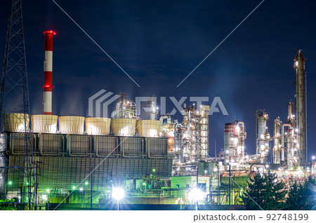 The night view of the Yokkaichi industrial complex with the beautiful lights of the factories shining in the clear night sky 92748199