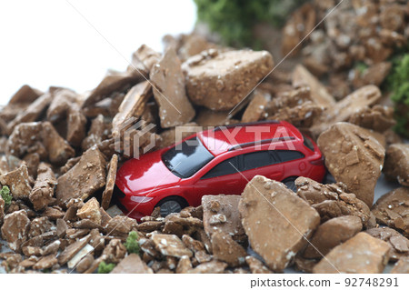 一輛在山體滑坡災難中被埋的汽車 92748291