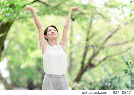 女人伸展深呼吸運動新鮮綠色 92748847