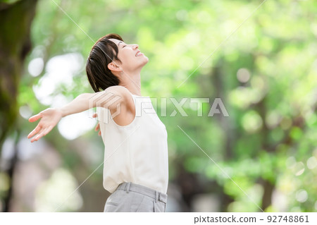 女人伸展深呼吸運動新鮮綠色 92748861