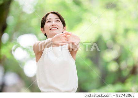 女人伸展深呼吸運動新鮮綠色 92748865
