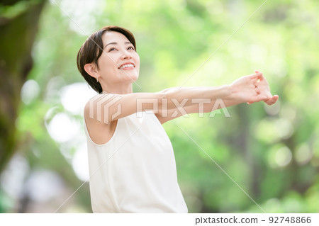女人伸展深呼吸運動新鮮綠色 92748866