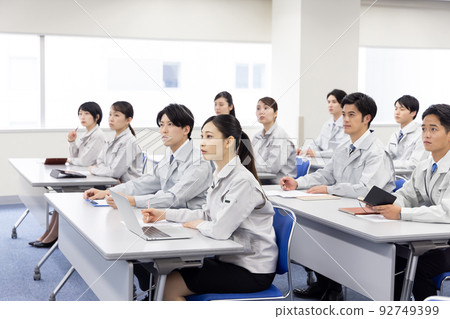 Business person wearing work clothes to receive training 92749399