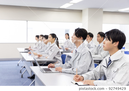 Business person wearing work clothes to receive training 92749429