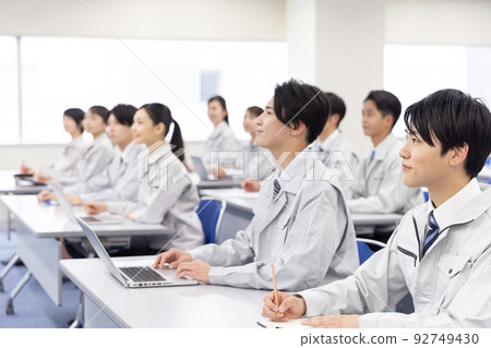 Business person wearing work clothes to receive training 92749430
