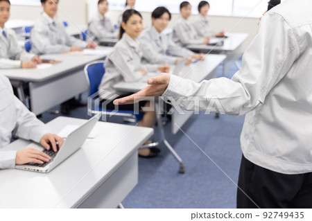 商務人士穿著工作服接受培訓 商務人士穿著工作服接受培訓 92749435