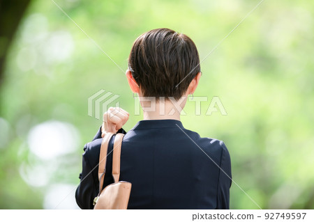 新鮮綠色的女商人 92749597