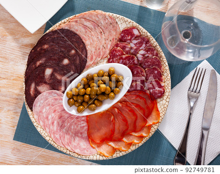 Spanish antipasto with assorted meat and olives 92749781