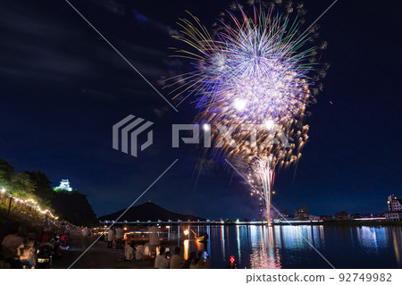 犬山城和煙花日本萊茵河夏季節長跑煙花 92749982