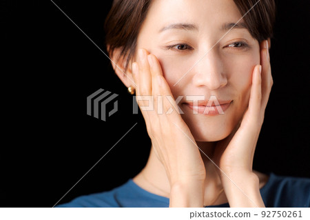 一個 30 多歲的女人的肖像，黑色背景 92750261