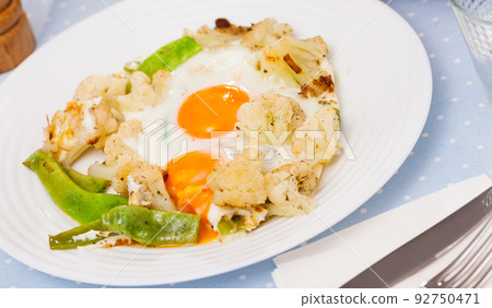 Scrambled eggs with cauliflower Scrambled eggs with cauliflower 92750471
