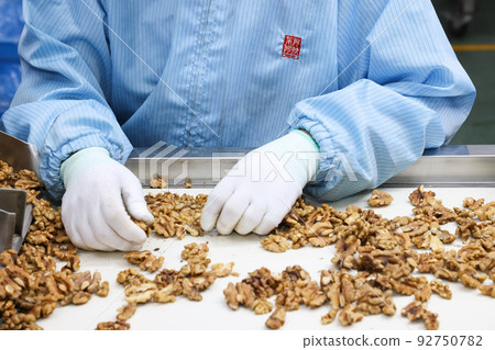 Female worker in production factory workshop 92750782