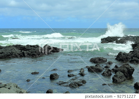 Wonderful waves of the beautiful sea of Jeju Island Wonderful waves of the beautiful sea of Jeju Island 92751227