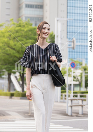 走在辦公室的女實業家 92751261