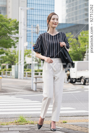 走在辦公室的女實業家 92751262
