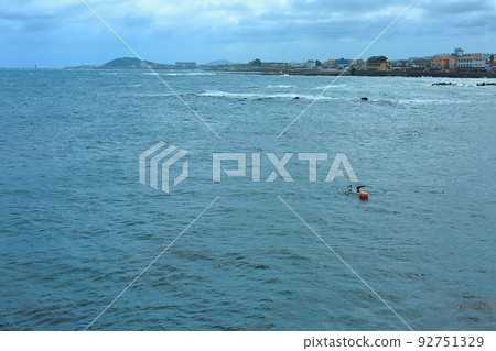 濟州海女在深海冒著生命危險 92751329