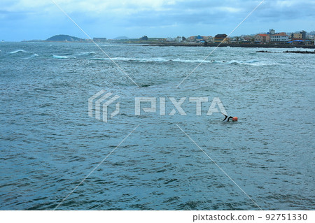 濟州海女在深海冒著生命危險 92751330