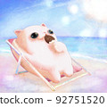 貓躺在夏日海灘的沙灘椅上吃冰淇淋 92751520