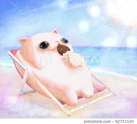 貓躺在夏日海灘的沙灘椅上吃冰淇淋 92751520