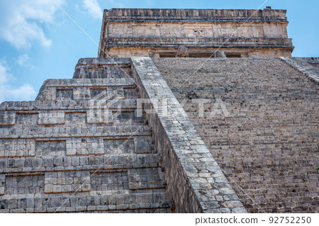 Chichen Itza kukulcan pyramid old ruin, Ancient Mayan civilization 92752250