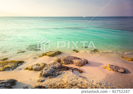 Idyllic and translucent caribbean beach at sunny day in Aruba 92752287