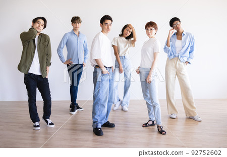 年輕的男人和女人的畫像 92752602