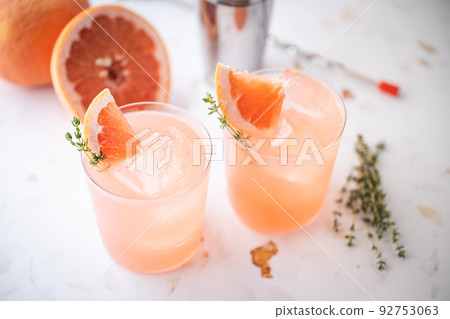 pink summer cocktail with grapefruit 92753063