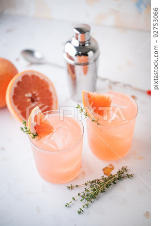 pink summer cocktail with grapefruit 92753066