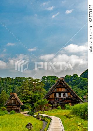 藍天白川鄉、夏日雲彩和合掌造風格的和田家 92753302